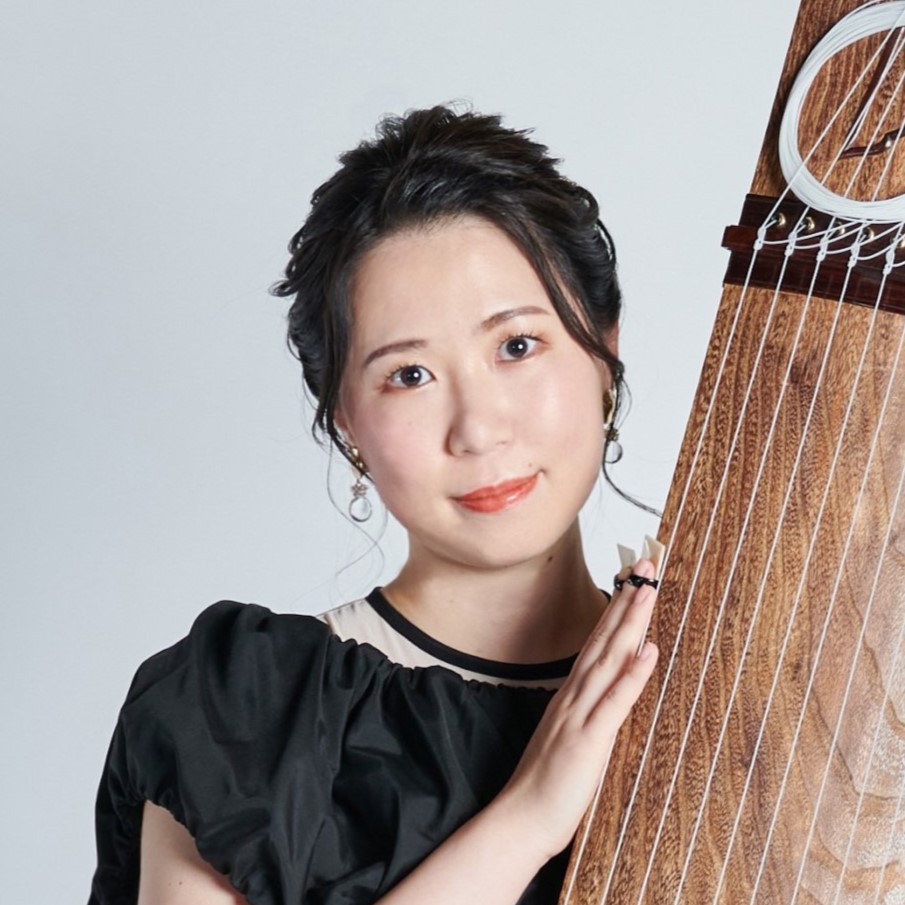 藤重奈那子（箏・十七絃・地歌三味線）　　大阪府和泉市出身。10歳より箏、12歳より地歌三絃を深海さとみに師事。東京藝術大学音楽学部邦楽科を経て、同大学院を修了。大学卒業時には皇居内桃華楽堂にて御前演奏を務め、修了演奏会では大学内有志オーケストラと共演。その後も、「齋藤一郎とアポロ室内管弦楽団プレミアム・クラッシックコンサートvol.2」にて《箏とピアノ、弦楽オーケストラのための「コナコナ蝶々」》のソリストを務める。これまでに洋楽器、美術、朗読など様々なジャンルとのコラボレーション、学校公演、アウトリーチを行う。全国小・中学生箏曲コンクール【小学生の部】銀賞、K邦楽コンクール 【現代部門 一般】特別優秀賞(第1位) など、他多数受賞。宮城社教師。一般社団法人地域創造公共ホール邦楽活性化事業登録演奏家。和楽器集団「鳳雛」、「和楽器オーケストラあいおい」メンバー。
豊中市立文化芸術センター第4期レジデントアーティストを経て、現在とよなかARTSワゴン アーティストバンク登録アーティスト。