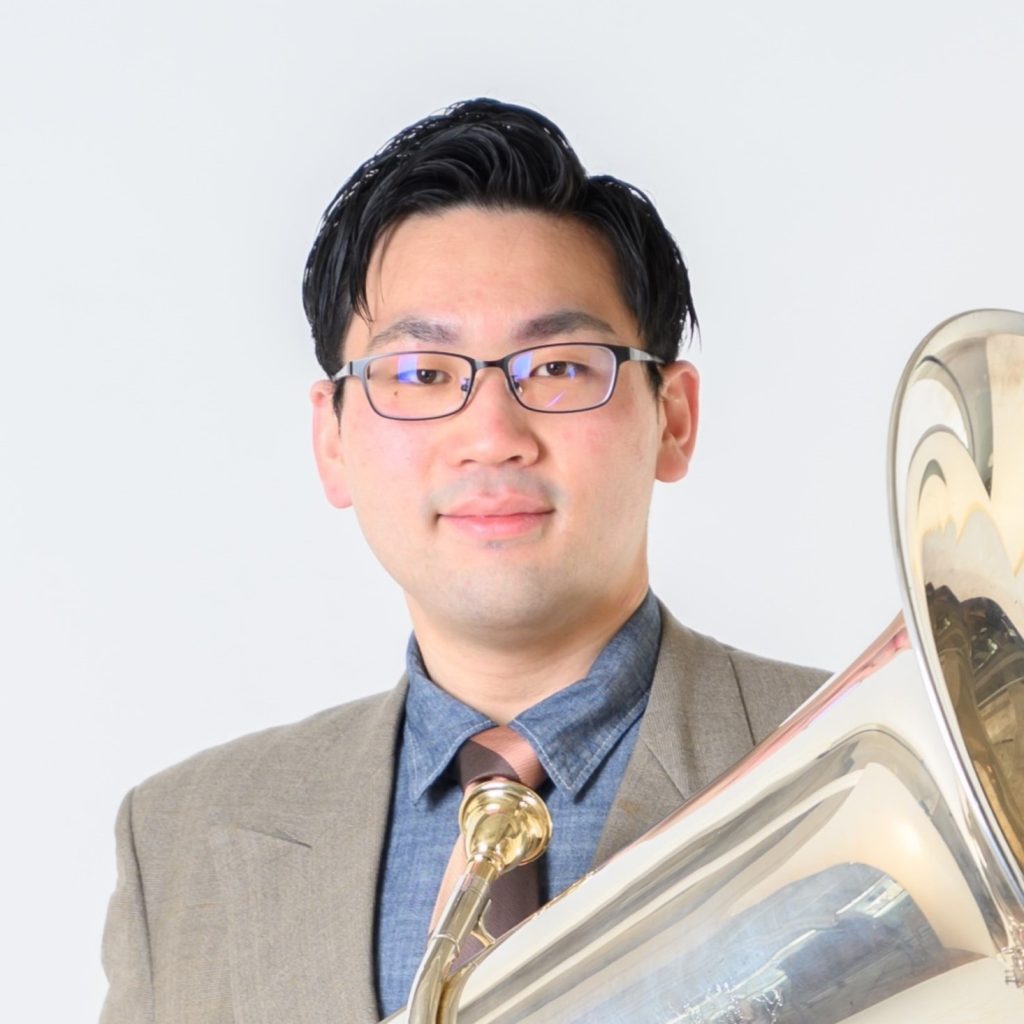 柏本佳樹（テューバ）　　兵庫県出身。神戸市立六甲アイランド高等学校音楽コースを経て、大阪教育大学芸術専攻音楽コースを卒業。第60回関西新人演奏会に出演。関西音楽大学協会主催の第37回アンサンブルの夕べに金管五重奏で出演。
2024年セイジ・オザワ松本フェスティバルOMFオペラ、子どものためのオペラに小澤征爾音楽塾オーケストラとして参加。
これまでにテューバを武貞 茂夫、室内楽を神代 修の各氏に師事。札幌にて、H.Triebenerのマスタークラスを受講。
2019年4月〜2022年3月まで京都市消防音楽隊テューバ奏者。現在、フリーランスのテューバ奏者として活動中。
