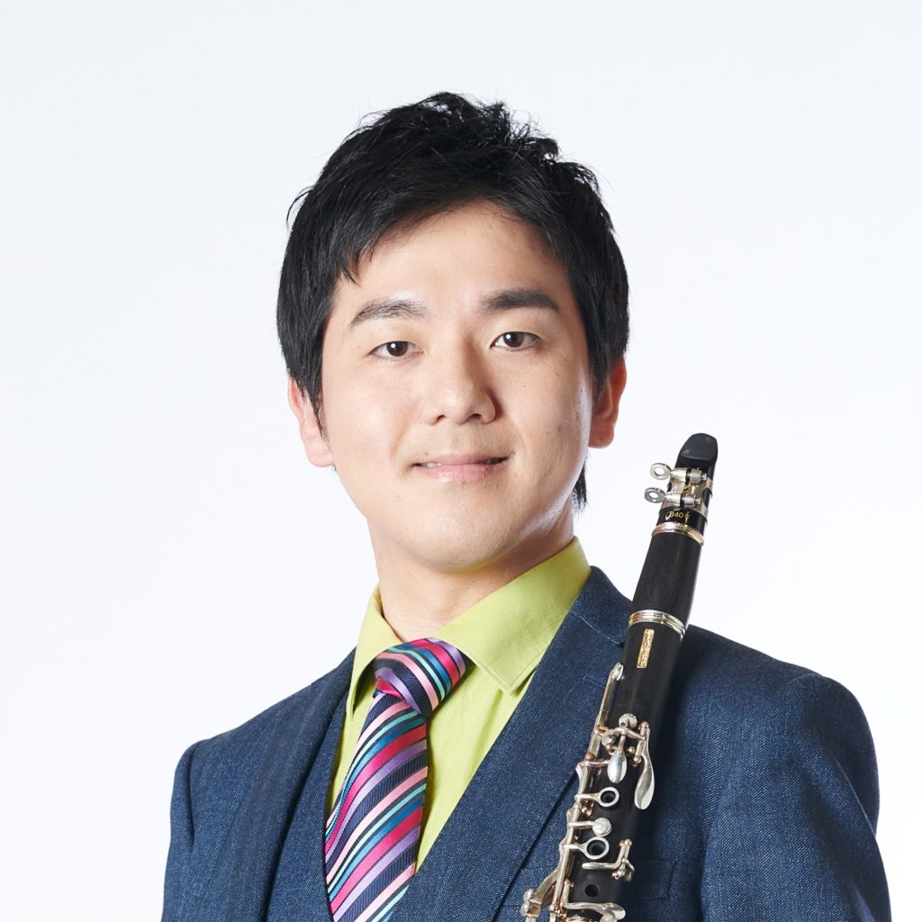 野村友輝 （クラリネット）　　山口県周南市出身。エリザベト音楽大学演奏学科卒業。2011年、2012年にいこま国際音楽祭にてヴォルフガング・マイヤー氏のセミナーを受講。同音楽祭のコンサートに出演。第26回欧日音楽講座に参加し、ミシェル・アリニョン氏のセミナーを受講。ビュッフェ・クランポン奨励賞受賞。文化庁委託事業、新進演奏家育成プロジェクト、オーケストラ・シリーズ第16回広島にて、C.M.v.ウェーバーのクラリネット協奏曲 第１番を広島交響楽団と共演。。第5回瀬戸内『し・ま・の・オーケストラ』ソリストオーディションにて最優秀賞受賞。C.M.v.ウェーバーのクラリネット協奏曲第２番をし・ま・の・オーケストラと共演。第31回宝塚ベガ音楽コンクール木管部門入選。クラリネットを植木 章、呂 寅虎、橋本 眞介、田中 晴子、武田 忠善、鈴木浩二の各氏に師事。現在関西を拠点にソロ、室内楽など幅広く演奏活動を行なう傍ら、後進の指導にあたっている。