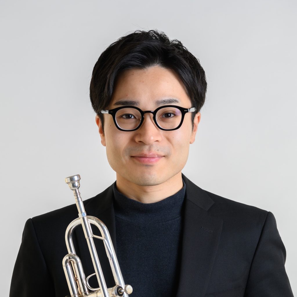 山崎恒太郎（トランペット）　　大阪教育大学教育学部教養学科芸術専攻音楽コース卒業、同大学院教育学研究科芸術文化専攻音楽研究コース修了。
トランペットを神代修、橋爪伴之の各氏に師事。第6回関西トランペット協会コンクール・オケスタソロ部門第3位入賞。第7回関西トランペット協会新人演奏会、第32回ヤマハ管楽器新人演奏会に出演。2020年5月〜2023年3月まで京都フィルハーモニー室内合奏団の契約団員を務めた。
現在はフリーランスのトランペット奏者として、関西を中心にプロオーケストラや吹奏楽団への客演、ソロやアンサンブルでの演奏活動、後進の指導を行っている。また、一般社団法人レッシュ・プロジェクト公認マスター級トレーナー（4スタンス理論） として、音楽家やアスリートを対象とした身体開発の指導にも力を入れている。