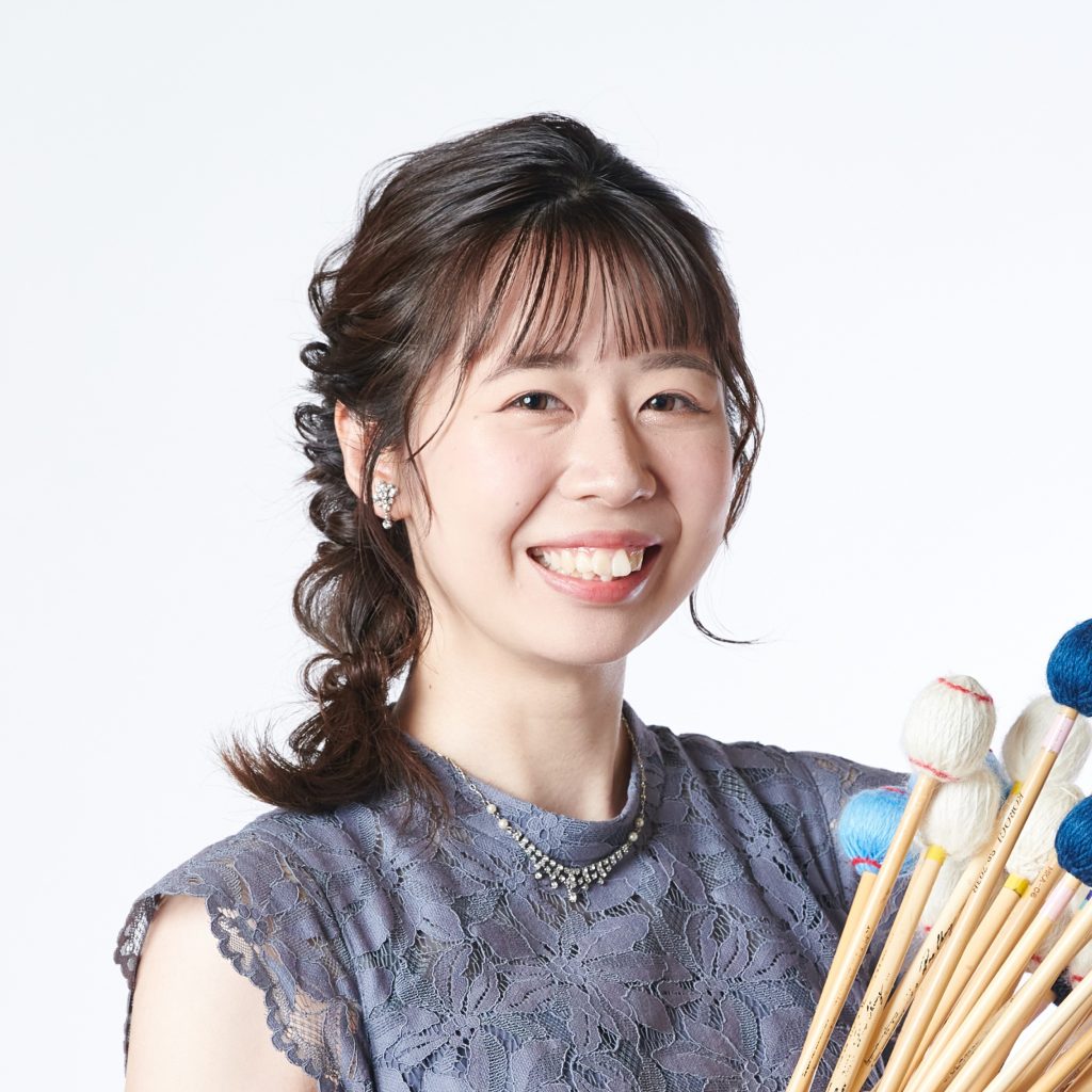柳野伽耶（マリンバ）　　京都市立芸術大学音楽学部管･打楽専攻を卒業後、同大学大学院音楽研究科修士課程器楽専攻を修了。 2021年度青山音楽財団奨学生。2021年にサクソフォーン奏者の吉田春乃とデュオユニット、île isolée(イルイゾレ)を結成。サンポートホール高松デリバリーアーツ2023アーティスト。第1回室内楽コンクールOSAKA入賞。2023年度第37回京都芸術祭音楽部門にて京都芸術祭毎日新聞賞を受賞。日本最大のマリンバメーカー(株)こおろぎ社契約アーティスト。これまでに打楽器を山本毅、大家和樹、森本瑞生、堀内吉昌、真鍋明日香、マリンバを沓野勢津子、名倉誠人各氏に師事。