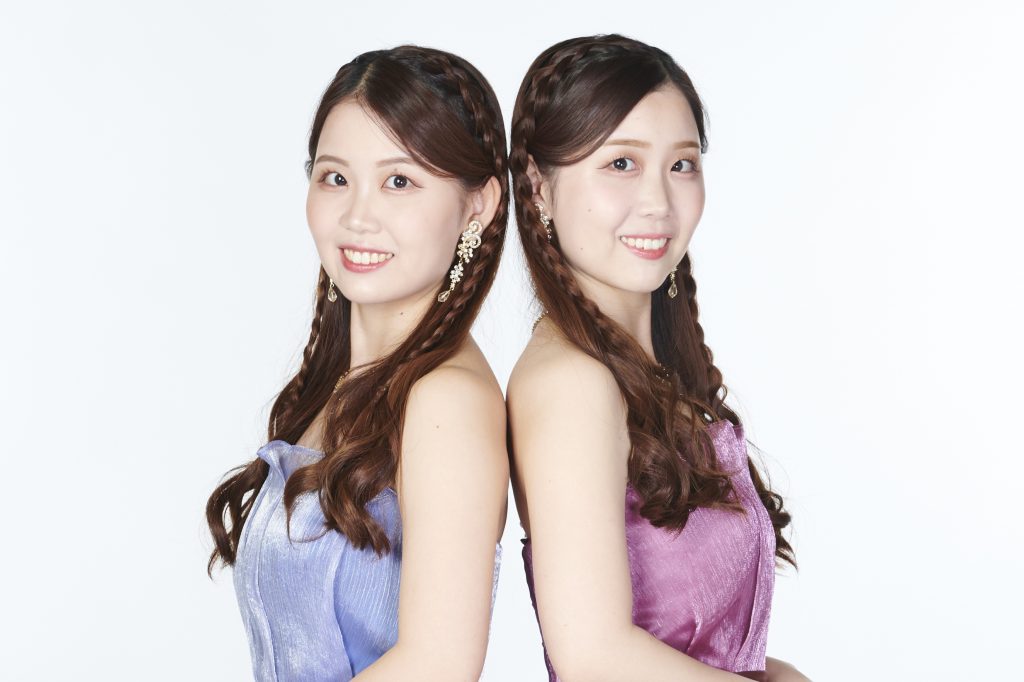 はなとうみ｜髙橋奏海・花音（ソプラノデュオ）
共に京都市立芸術大学を卒業後、花音は同大学院、奏海は武庫川女子大学専攻科を修了。第11回東京国際声楽コンクール重唱部門奨励賞、第15回Kアンリミテッド音楽コンクール動画部門優秀賞、第27回長江杯国際音楽ンクールアンサンブル部門一般の部A第2位（1位なし）受賞等、多数の受賞歴を持つ。エストニアにて2019タリン室内楽フェステイバル出演。21～23年に〈西宮市平和のつどい〉出演。〈第32回くすのきコンサート〉出演。25年には〈西宮市100周年記念プリンセスコンサート〉出演。
その他個人での活動や、YouTubeチャンネル「はなとうみ」での動画配なども行う。