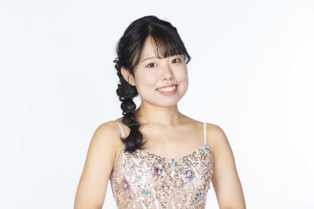 角谷千絢 （ピアノ）
兵庫県立西宮高等学校音楽科を経て、東京藝術大学音楽学部を卒業後渡独。ニュルンベルク音楽大学修士課程ソロ科、および国家演奏家資格課程を最優秀の成績で修了。
第34回兵庫県高等学校独奏独唱コンクールピアノ部門金賞、第5回刈谷国際音楽コンクールピアノ部門一般の部準グランプリ、第9回ヨハネスブラームス国際室内楽コンクール(ポーランド)特別賞、モーツァルト協会室内楽コンクール（ドイツ）第1位、スタインウェイコンクール（ドイツ）第1位を受賞。また、国家演奏家資格課程在学中にHochschulorchesterと共演。